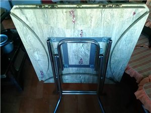 可伸缩可折叠饭桌，八成新，价格50可议，市内，需自提